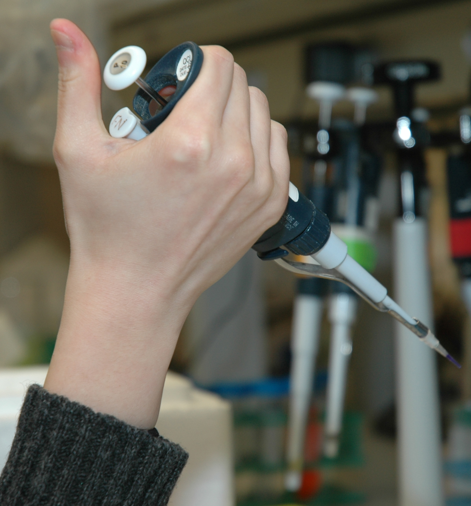 Fake COAs, No-Show Packages, and Vials With Nothing In Them: What the Peptide Community Is Actually Reporting About Scams